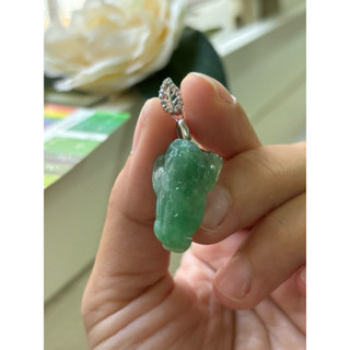 玉到愛，冰陽綠招財三腳蟾蜍，可當墜子或鑲戒指，大器厚莊，完美無瑕，顏色亮麗，鑲嵌純銀925墜頭，保證緬甸玉A貨翡翠