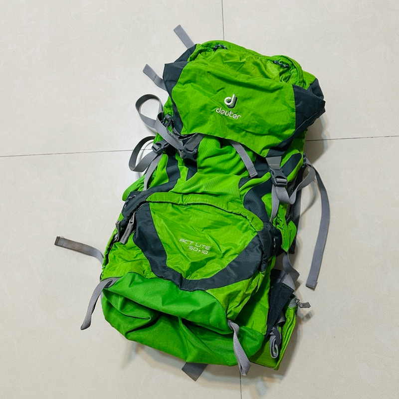降價出清【Deuter 德國】ACT Lite 50+10L 輕量拔熱式透氣背包 登山背包 綠/灰-送防水套