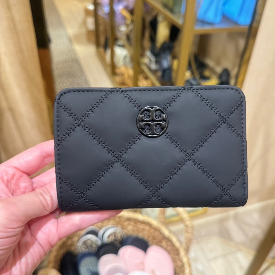 TORY BURCH Willa  經典logo 中夾 短夾 對折短夾 菱格消光黑牛皮
