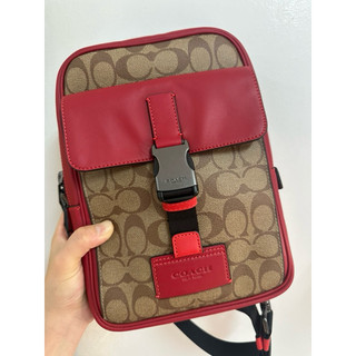 Coach 中性 C Logo 經典老花 紅色皮革扣環 Graham 系列 側背包 胸包 全新 微瑕