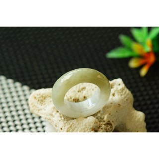 特價U3740玉戒指❀4#瑕疵品 翡翠玉A貨水潤白底飄泛黃厚裝戒圈指環戒子【緬甸玉翠軒】玉首飾品 男女款式 尾戒