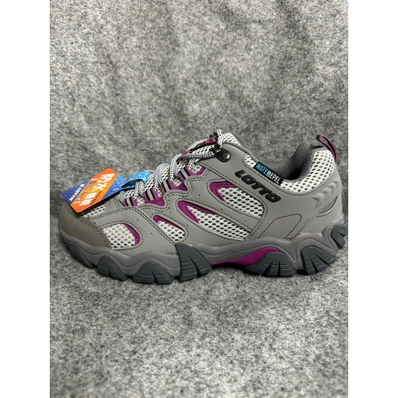 金英鞋坊2館~LOTTO樂得 女款REX ULTRA系列靜態防水戶外登山踏青鞋 3808-灰/紫紅 超低直購價690元