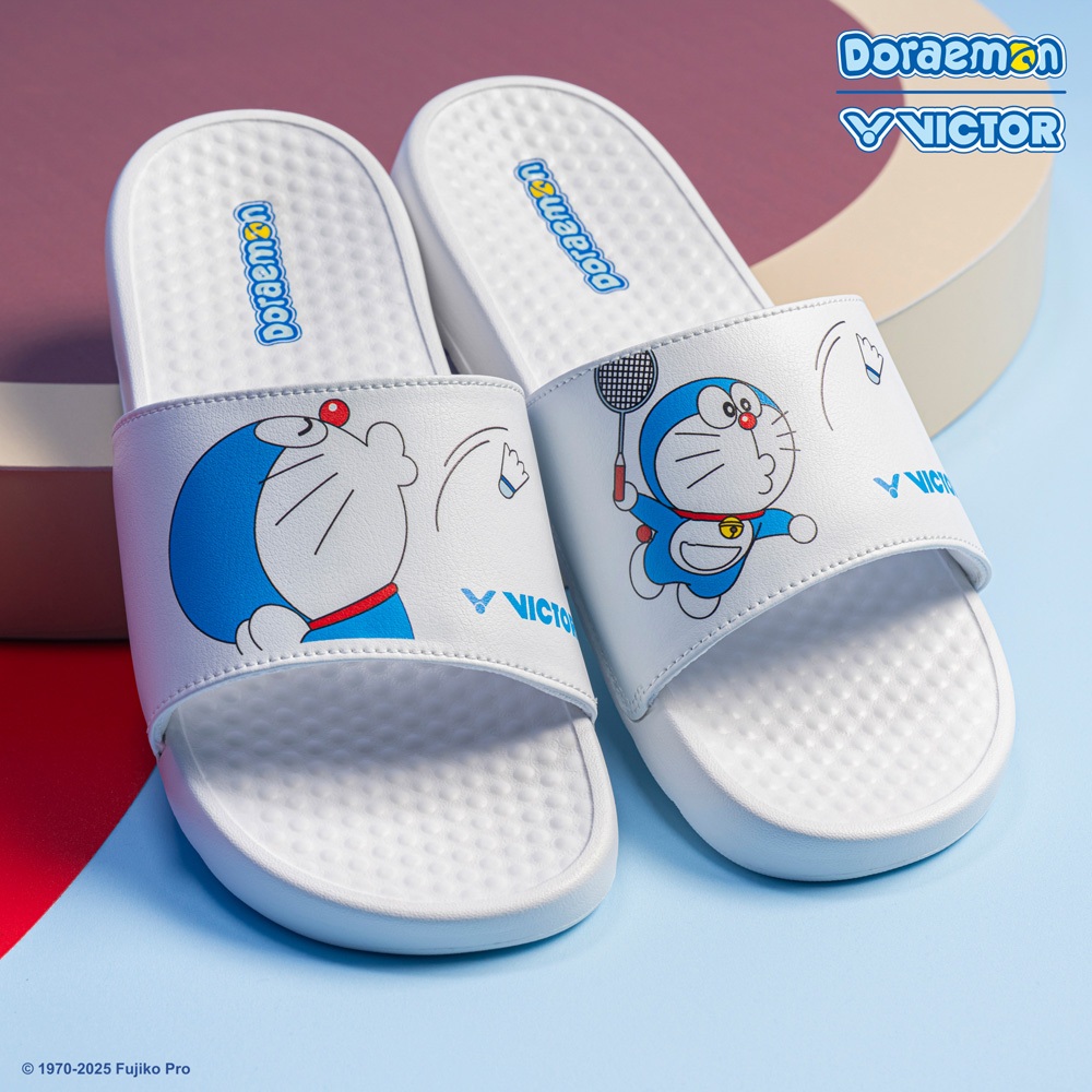 £羽眾不同╭＊勝利【VICTOR】Doraemon 哆啦A夢聯名拖鞋 008DRM《萬能可靠。驚喜登場》