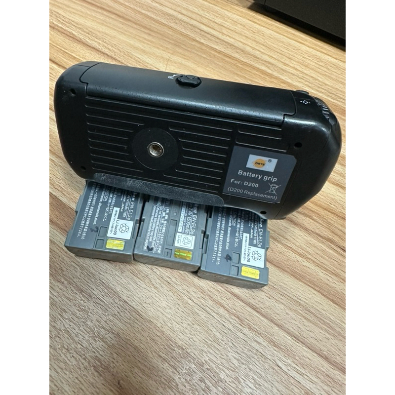 d200握把 電池三顆 二手 （沒有相機）