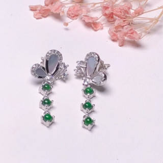 🌹漂亮的小精品～心很貴 一定要裝最美的❤️✳️天然瓜料翡翠A貨冰綠精緻小蛋面搭配母貝耳針一對原價5000特價🉐️4500