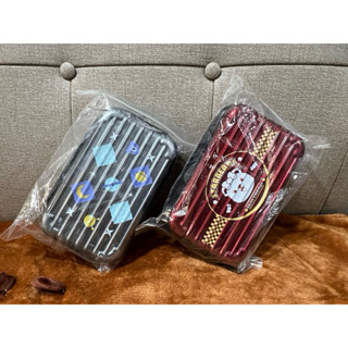 ☘️魚小舖☘️現貨.快速出貨🍀特價全新熊嗨星行李箱造型收納盒（附背繩可調/手機包/大容量小包/生日禮物 迷你行李箱造型包