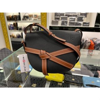 東區正精品㊣LOEWE GATE 黑色荔枝紋拼焦糖色牛皮斜揹包郵差包馬鞍包綁帶禮物包小款 RZ5034