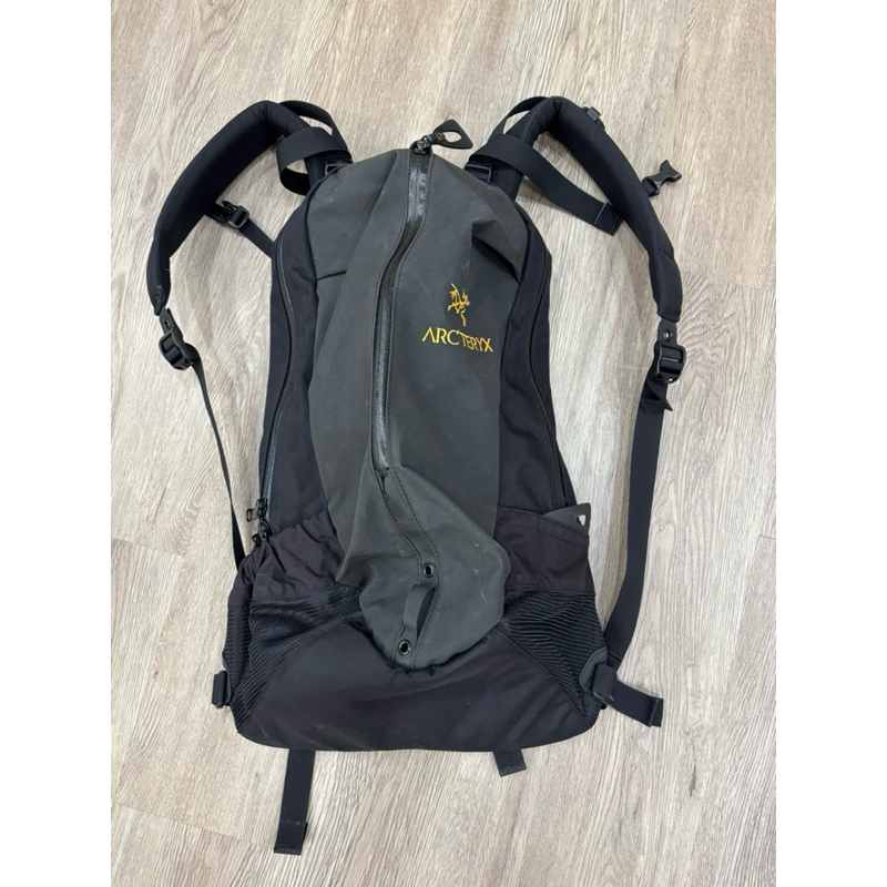 二手Arc'teryx ARRO 22多功能黑色後背包