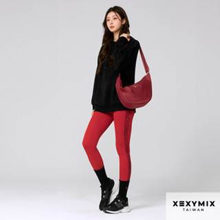 XEXYMIX 騷莎紅 蛇形X標誌斜背半月包 XAUBG51J3 防潑水 運動包 肩揹包 斜揹包 運動包袋 BG51J3