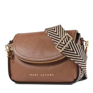 MARC JACOBS 寬背帶荔枝紋拉鍊暗層磁吸釦翻蓋斜揹包-焦糖色 【美國正品現貨】