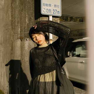 QUEENSHOP S 女裝 長袖 針織鏤空洞洞造型短版上衣 五色售 現+預 【01013323】