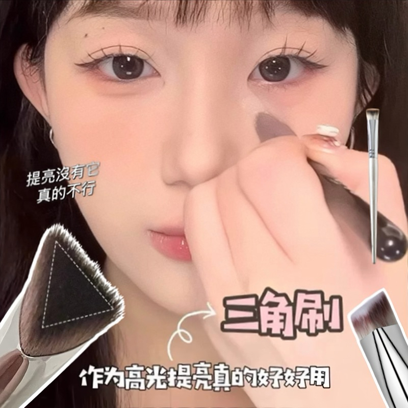 台灣現貨🌸淚溝提亮神刷 斜三角熨斗高光刷 立體修容刷🌸提亮淚溝刷具 遮瑕刷 27高光刷 多功能粉底刷 細節化妝刷 修容刷
