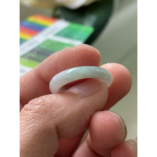 內徑18，國際戒圍14，no833，玉到愛，白底帶淡綠翡翠戒指（戒圈），內圈小缺角厚度不均，保證緬甸玉翡翠A貨