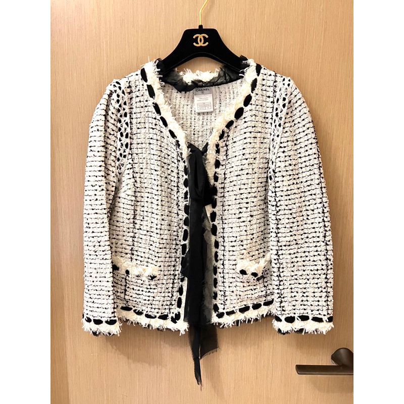 Chanel香奈兒黑白粗花呢編織胸前緞面蝴蝶結西裝外套、短夾克（正品、現貨、成色好、狀況良好）