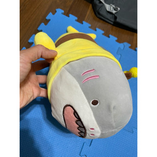蜜蜂鯊魚抱枕娃娃 毛絨玩具 鯊魚
