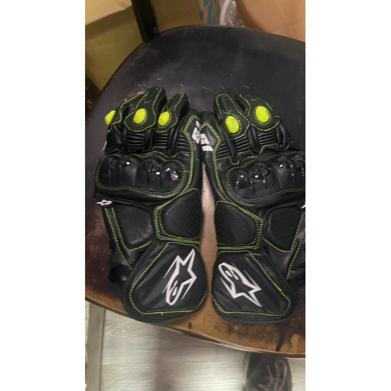 防摔手套，小孩愛買，沒戴綠色Alpinestars S1 手套 黑色無牌