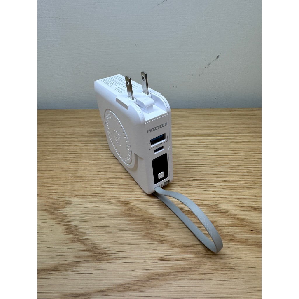(二手)MOZTECH 萬能充PRO 多功能五合一 行動電源 行動充 無線充電 萬能充 自帶線 磁吸行動電源 （冰河白）