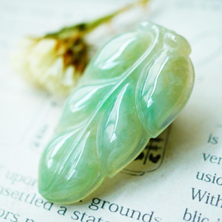 100762緬甸天然A貨翡翠冰綠飄黃翡 飄花 放光水潤冰糯種翠綠金枝玉葉一夜致富事業成功學業進步 葉子 玉墜掛件項鍊胸墜