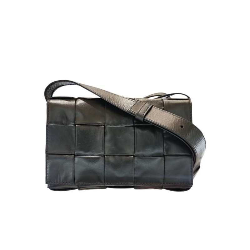 Bottega Veneta 717587 小款 Cassette 編織皮革斜背包 黑色《當季專櫃正售★全新商品 》