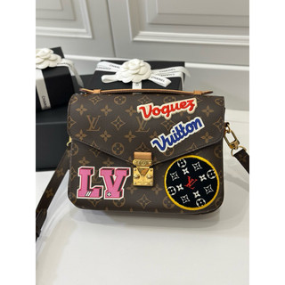 LV Pochette Metis Monogram帆布 七夕限量 刺繡 徽章 郵差包 手提包 肩背包 斜背包 側背包