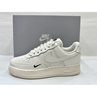 現貨 NIKE AIR FORCE 1 ESS AF1 奶油色 刺繡小logo 女鞋 運動休閒鞋 HF1058 133