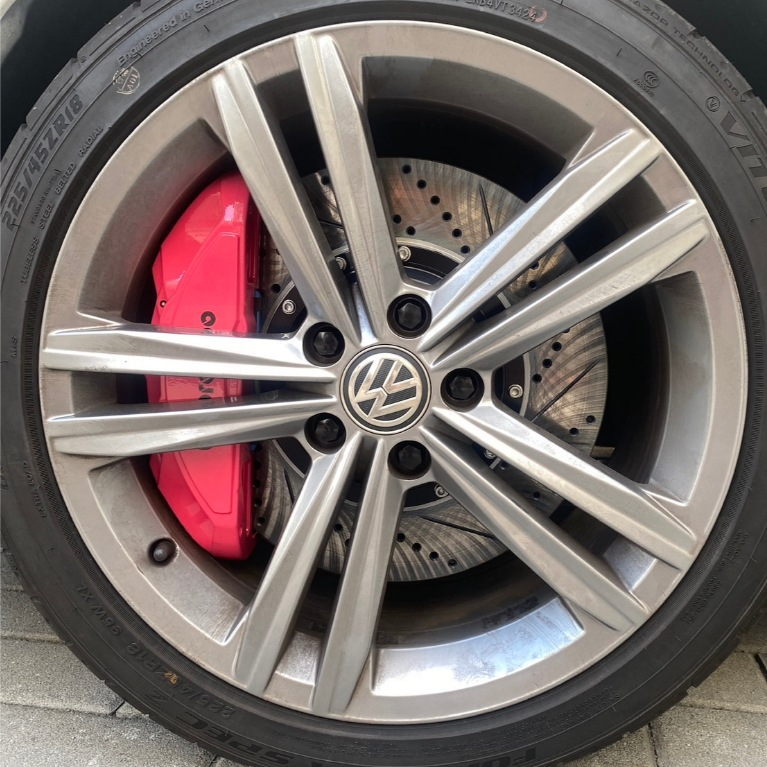 中古極新brembo F55 內油路四活塞卡鉗 355mm雙片碟 GOLF7 GOLF7.5 MQB直上 還在車上服役中