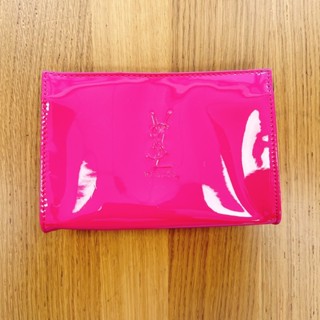 YSL 三角桃紅漆皮小化妝包 YSL 聖羅蘭 化妝包 彩妝包 收納包 盥洗包 coco彩購 化妝包