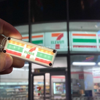 【臺灣出貨】可充電711便利商店迷你電力燈鑰匙扣 電子發光吊飾 鑰匙圈 揹包掛燈 露營燈 便利店吊飾裝飾掛件 交換禮物