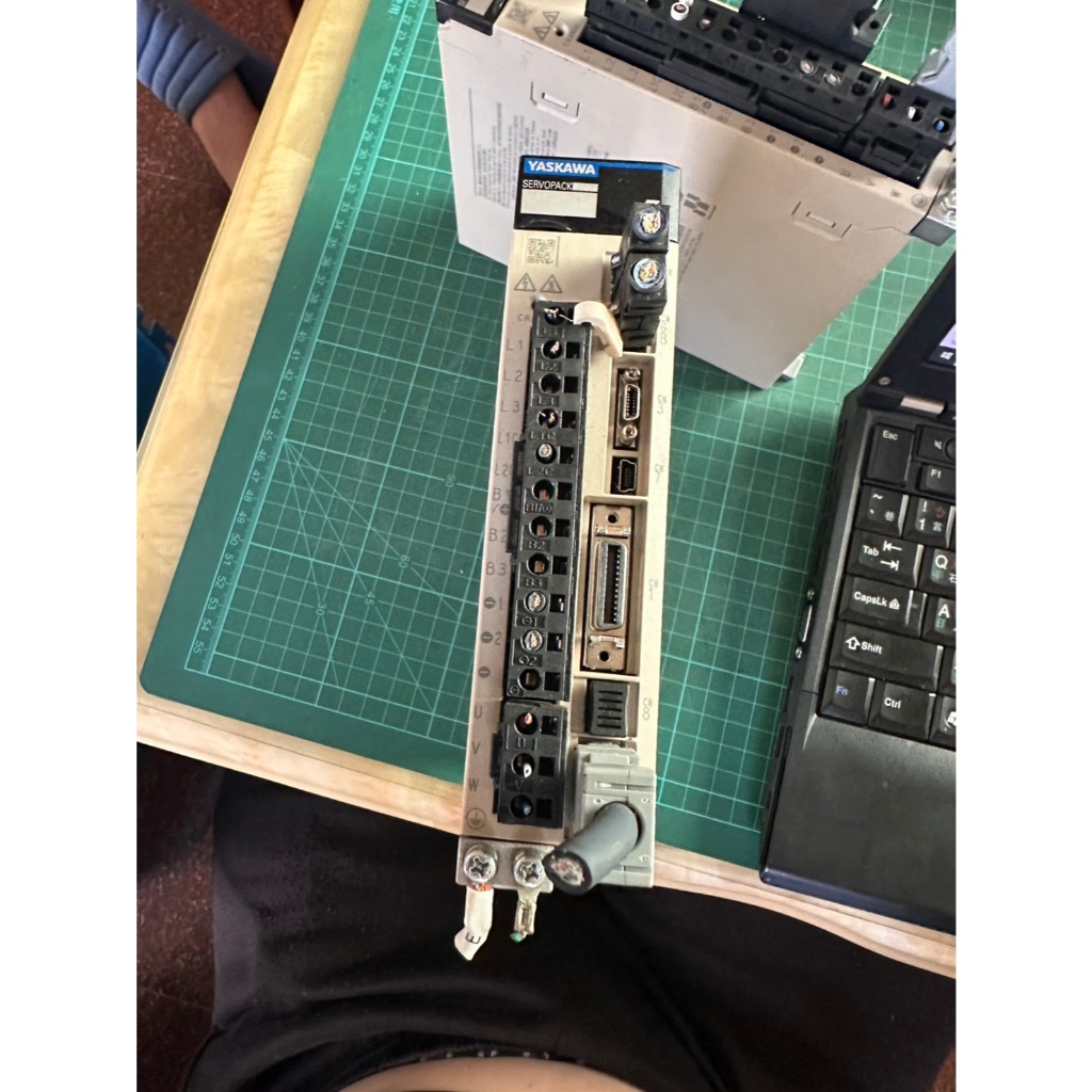 日本外匯中古 YASKAWA 安川 SGD7S-2R8A20A 伺服驅動器