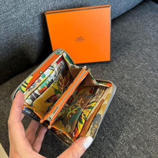 在臺現貨🧡💛37890 愛馬仕 Hermès 積雨雲灰絲巾短夾 自由之城 小狗內裡