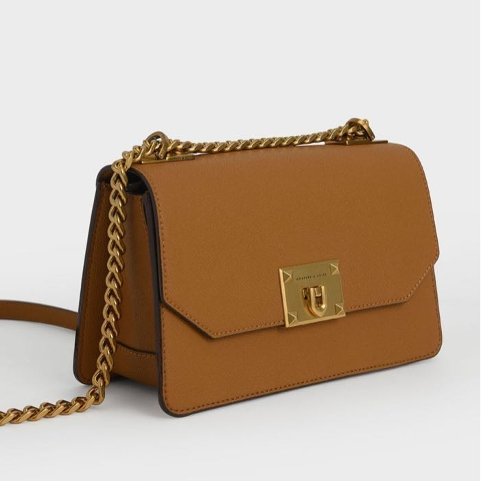 現貨❤️‍🔥 CHARLES & KEITH 經典掀蓋斜背包 駝色｜絕版全新 小CK 鏈帶包 復古摩登 肩背兩用包