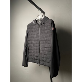 【𝐆𝐎𝐋𝐃𝐄𝐍 中壢店】MONCLER GRENOBLE 左胸刺繡高爐雄雞標誌帽沿文字印花防風尼龍連帽羽絨外套