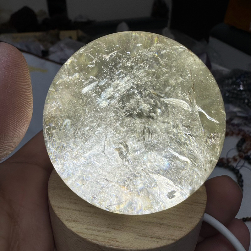 E679 無扣無坑 黃水晶球 水晶球 5.9公分 附燈座 擺件 原礦 礦標 A