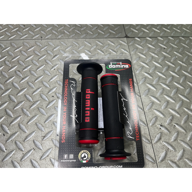 DIY本舖 domino A240 黑底紅字 無孔 長度 130mm 顆粒 機車握把 握把 油門 手把套 可協助開孔