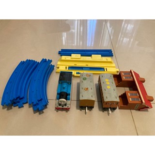 （二手玩具）多美Tomy-湯瑪士小火車組-功能正常-火車頭需裝電池可跑