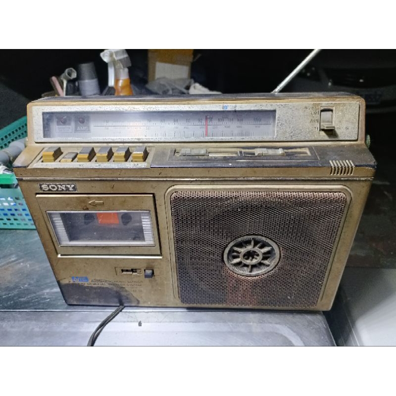古董機 1980年收音卡帶機  收音機正常 調聲音有雜音 卡帶沒測試 無後電池蓋日本製SONY CFM-32卡帶收音機
