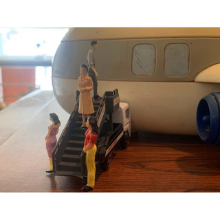航空模型 機場登機車 Airport Boarding Truck and Crews 歡迎登機 套組 含公仔+行李箱