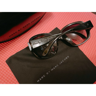 MARC BY MARC JACOBS 墨鏡 大方圓形太陽眼鏡 黑棕色 側面草寫標誌