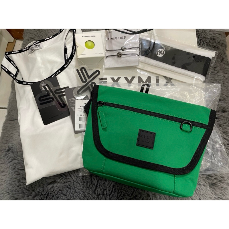 XEXYMIX Velcro迷你斜背郵差包＋黑色運動髮帶＋品牌瑜加按摩球+LOGO混色髮圈+LOGO 無袖網眼背心