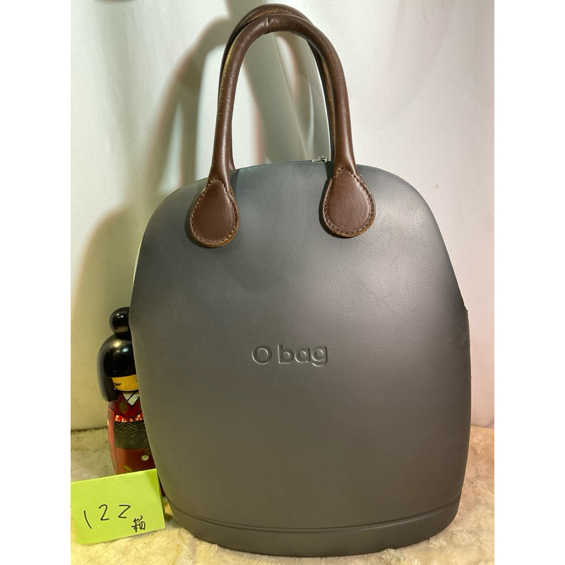 品牌 Obag  torebka o bag jajo人造皮革手提長雞蛋包， 黑色包體 咖啡色提把。防潑水風格百搭。