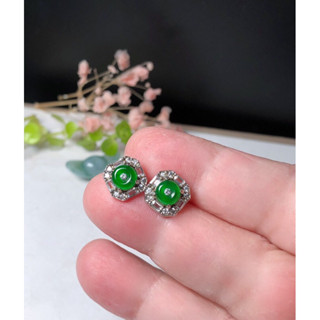 🌹漂亮的小精品～心很貴 一定要裝最美的❤️ ✳️天然瓜料翡翠A貨辣綠平安扣耳針一對