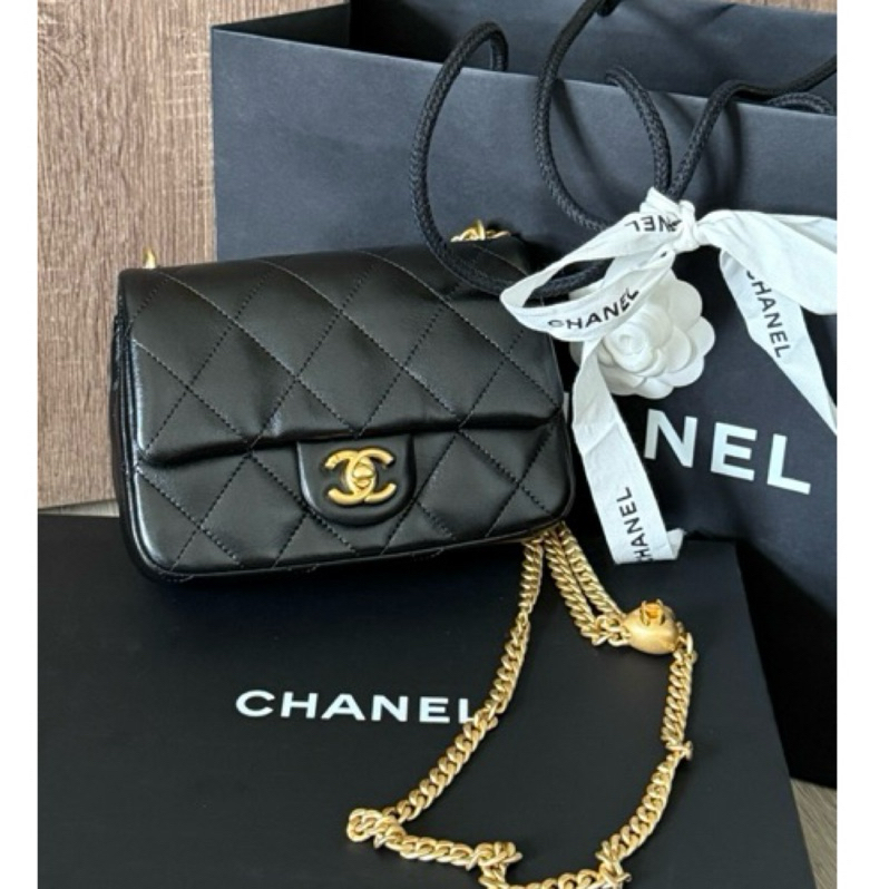 【現貨在台實拍】Chanel 愛心金球黑色皮革方胖Flap Bag｜ASCE