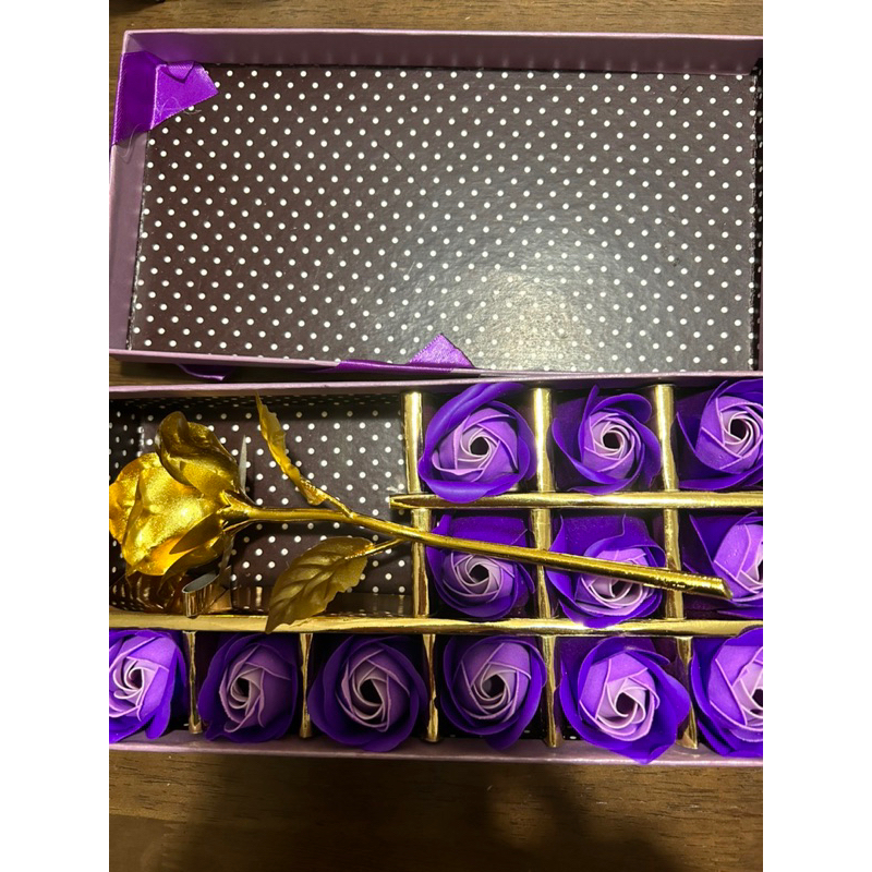 金箔紫色漸層玫瑰花束禮盒 香皂花禮盒 母親節禮物 畢業禮物 交換禮物 婚禮小物 情人節禮物 教師節禮物，外盒有受損便宜賣