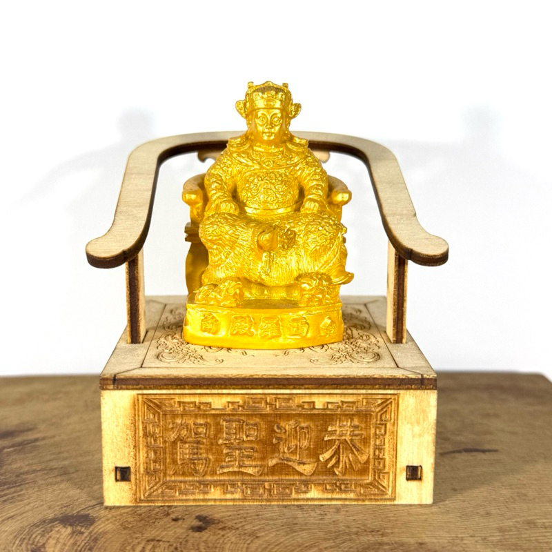 恭迎聖駕木製的椅子、西羅殿及鳳山寺的廣澤尊王香火佛可以入座