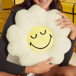 正版聯名 SmileyWorld®卡通笑臉刺繡淡黃色花朵造型裝飾抱枕 靠墊