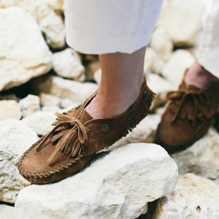 現貨 Minnetonka 莫卡辛 FRINGED MOC 金屬裝飾麂皮流蘇蝴蝶結豆豆底短靴/踝靴