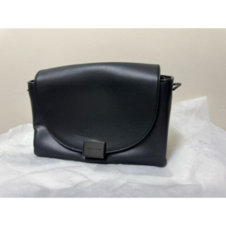 [二手］Charles & Keith 小ck 弧形翻蓋設計純色斜揹包 側揹包 單肩包 黑色