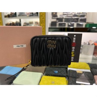 東區正精品㊣MIU MIU 5MM268 全新黑色全皮皺褶金字ㄇ字拉鍊卡片夾零錢包 RZ5234