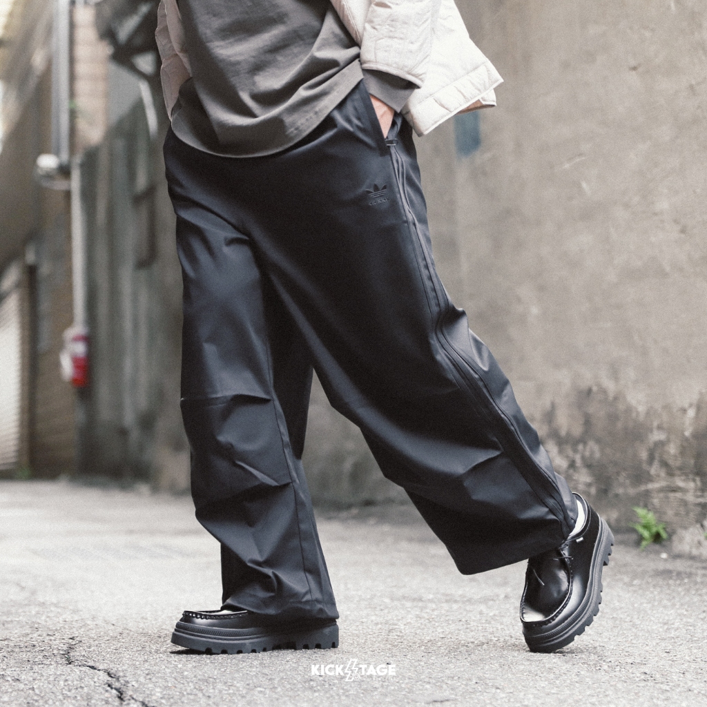 ADIDAS PARACHUTE PANTS 黑色 休閒 拉鍊口袋 寬鬆 降落傘褲 長褲 男款【IY2075】