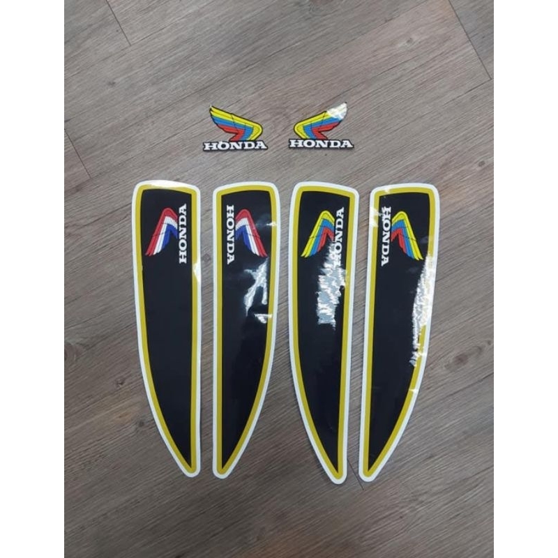 檔車油箱貼紙，一組500。長度約45公分，最高約10.5公分。